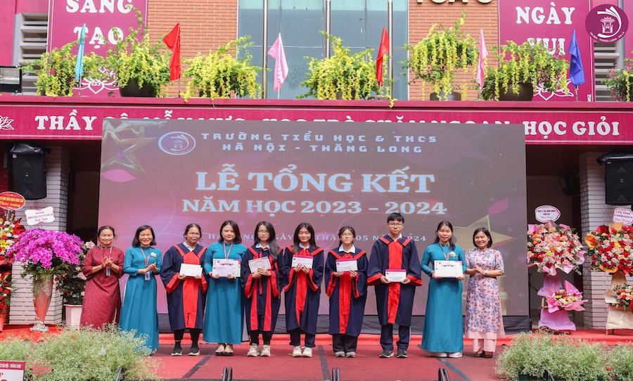 TRAO CHỨNG NHẬN VÀ PHẦN THƯỞNG CHO HỌC SINH HNTL ĐẠT GIẢI  VÀ KẾT QUẢ TỐT TẠI CUỘC THI OLYMPIC TIẾNG ANH CẤP THÀNH PHỐ
