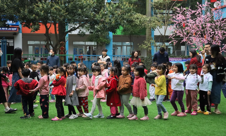 NIỀM VUI KHI TỚI TRƯỜNG CỦA CÁC BẠN NHỎ CLB EM TẬP LÀM HỌC SINH LỚP 1