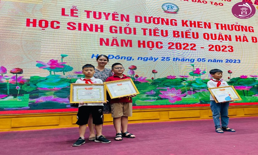 02 HỌC SINH HNTL CÓ MẶT TẠI LỄ TUYÊN DƯƠNG KHEN THƯỞNG HỌC SINH TIÊU BIỂU QUẬN HÀ ĐÔNG