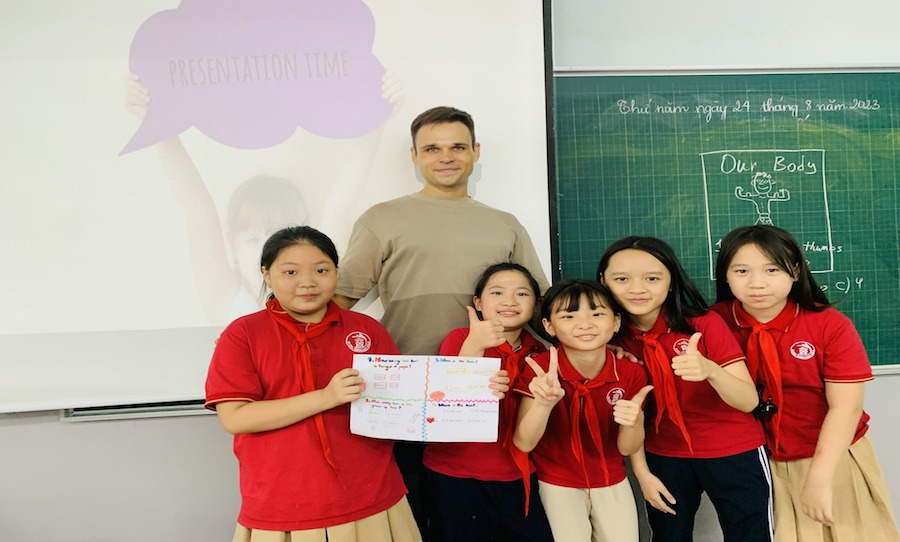 TẠO MÔI TRƯỜNG GIAO TIẾP TIẾNG ANH CHO HỌC SINH - TƯƠNG THÍCH VÀ HIỆU QUẢ