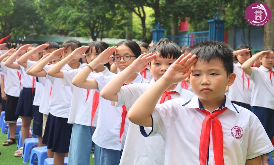 GHÉ THĂM GIỜ CHÀO CỜ ĐẦU TUẦN CỦA CÁC BẠN HỌC SINH HNTL - TRANG NGHIÊM VÀ KỶ LUẬT
