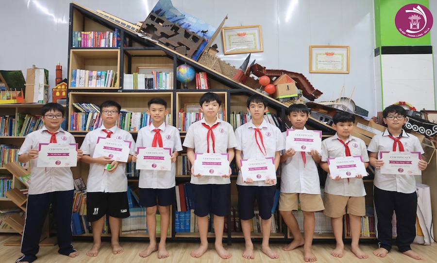 TRAO CHỨNG NHẬN CHO HỌC SINH THAM GIA CÁC CÂU LẠC BỘ YOUNG LEADERS, MEDIA COMMITEE - CLUB DAY NĂM HỌC 2023 - 2024
