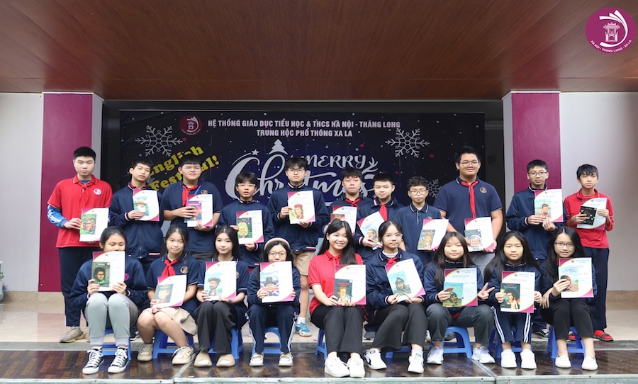 TRAO QUÀ VÀ CHỨNG NHẬN CHO HỌC SINH ĐẠT GIẢI TẠI ENGLISH FESTIVAL CẤP TRƯỜNG NĂM HỌC 2023 – 2024