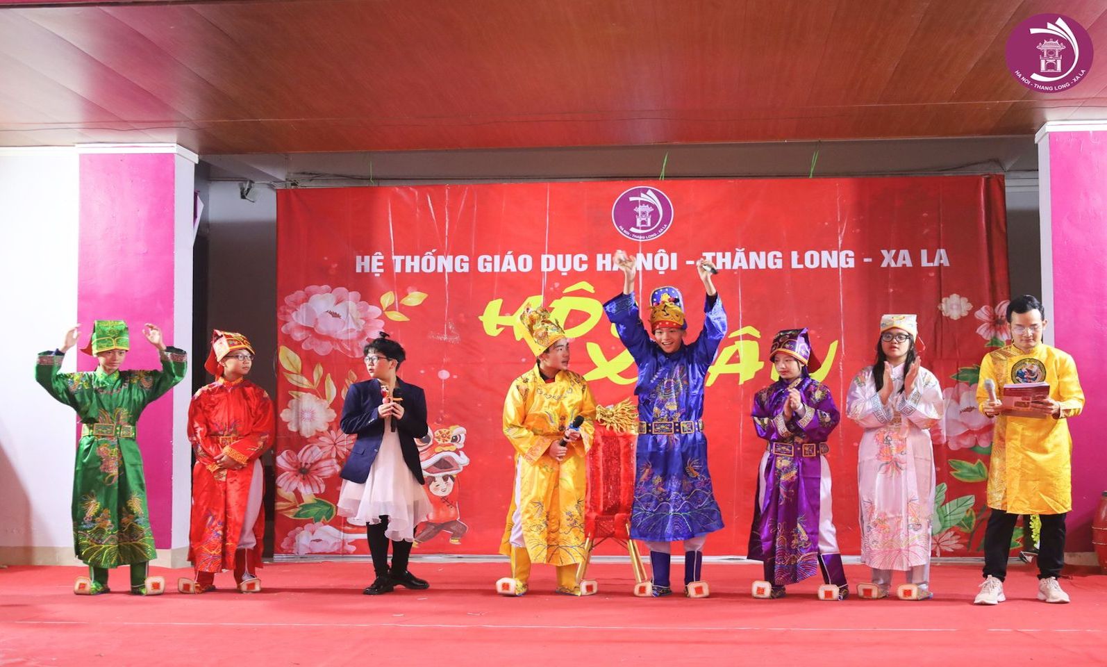 ẤN TƯỢNG VỚI CHƯƠNG TRÌNH SÂN KHẤU “TÁO QUÂN VÀ NHẠC HỘI ĐÓN XUÂN” TẠI TRƯỜNG HNTL