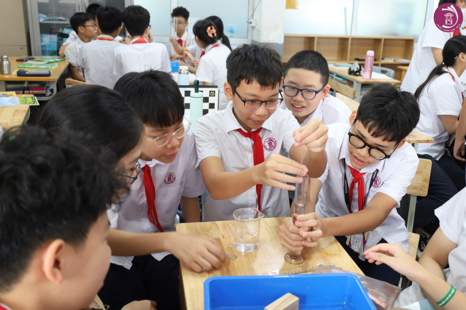 TỪ LÝ THUYẾT ĐẾN CUỘC SỐNG: HỌC SINH KHỐI HNTL THỰC HÀNH XÁC ĐỊNH TRỌNG LƯỢNG RIÊNG CỦA VẬT RẮN KHÔNG THẤM NƯỚC (MÔN KHTN 8)