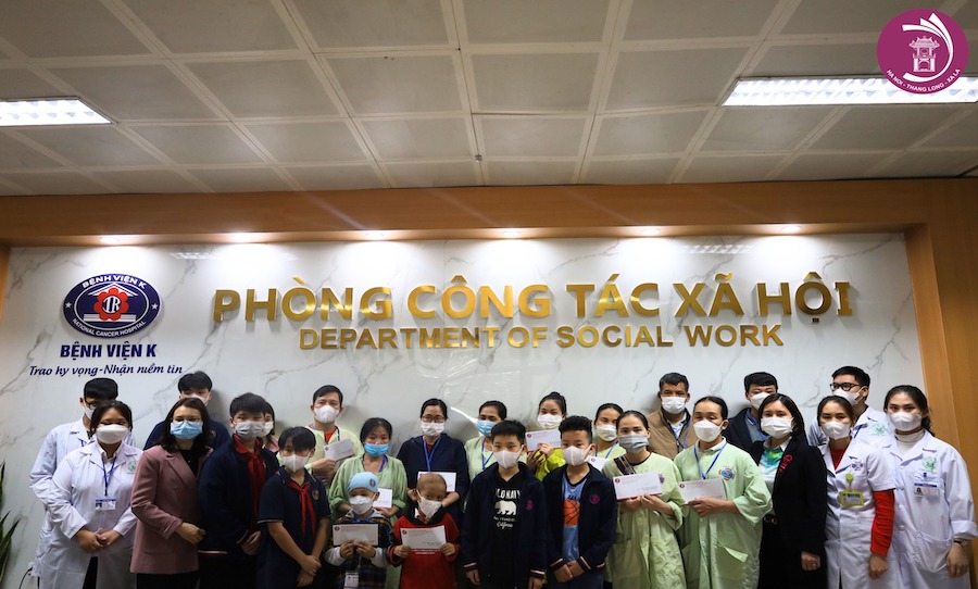 “SỐNG TRONG ĐỜI SỐNG CẦN CÓ MỘT TẤM LÒNG...” - CÙNG GIÁO VIÊN VÀ HỌC SINH HNTL TRAO TẶNG 42 SUẤT QUÀ CHO BỆNH NHI TẠI BỆNH VIỆN K - CƠ SỞ TÂN TRIỀU HÀ NỘI