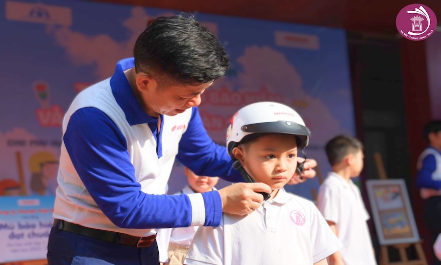 CHƯƠNG TRÌNH “TRAO TẶNG MŨ BẢO HIỂM VÀ ĐÀO TẠO AN TOÀN GIAO THÔNG” TẠI HNTL
