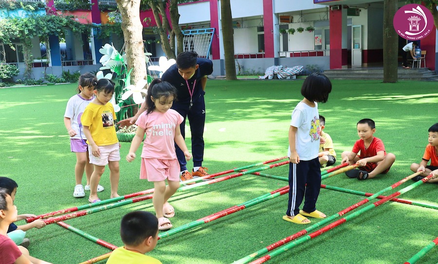 THAM GIA TUẦN LỄ VĂN HÓA DÂN GIAN TẠI HNTL VỚI TRÒ CHƠI NHẢY SẠP