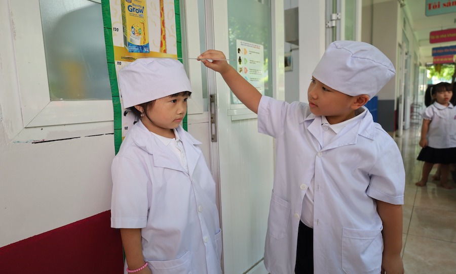 HOẠT ĐỘNG TRẢI NGHIỆM ”BÉ TẬP LÀM BÁC SĨ” DÀNH CHO CÁC BẠN HỌC SINH LỚP 1 HNTL