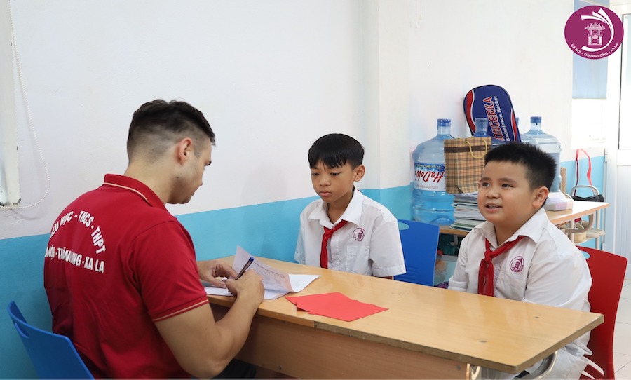 “KIẾN THỨC ĐẦY ĐỦ - NỀN TẢNG VỮNG CHẮC” - HỌC SINH KHỐI THCS - HNTL TỰ TIN CHINH PHỤC KỲ THI SPEAKING TEST GIỮA HỌC KỲ I